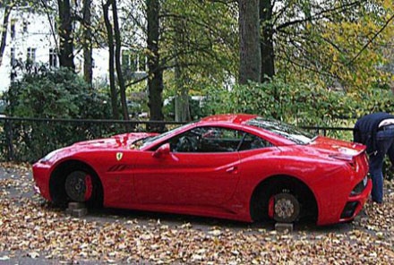 Ferrari California bị đánh cắp bánh xe - 2 Ferrari California bị đánh cắp bánh xe