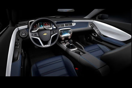 Chevrolet Corvette khoe xe tại SEMA 2013 - 8 Điểm nhấn đặc biệt ở chiếc Chevrolet Camaro này chính là tông màu sơn trắng