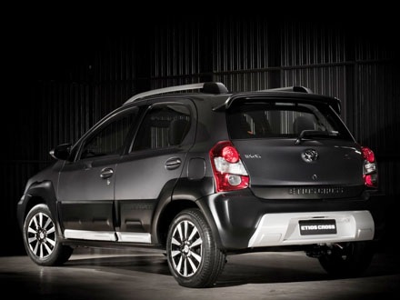 Toyota ra mắt crossover giá rẻ Etios Cross - 3 Phạm
Trung Đức