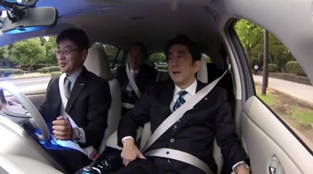 Thủ tướng Nhật Bản Shinzo Abe ngồi xe tự lái - 2 Mẫu xe không người lái của Nissan
cùng hành khách Shinzo Abe