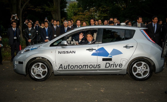 Thủ tướng Nhật Bản Shinzo Abe ngồi xe tự lái - 1 Thủ tướng Nhật Bản Shinzo Abe ngồi xe tự lái
