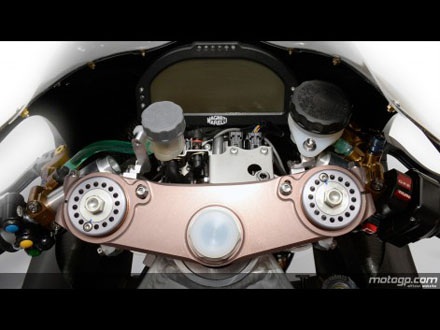 Honda ra mắt chiếc RCV1000R cho mùa giải MotoGP 2014 - 12 Mẫu xe mới này của Honda sẽ mang tên RCV1000R