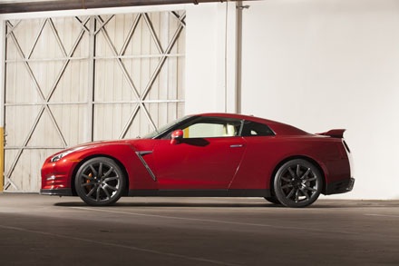 Nissan GT-R 2015 chính thức xuất hiện - 2 Nissan GT-R 2015 chính thức xuất hiện