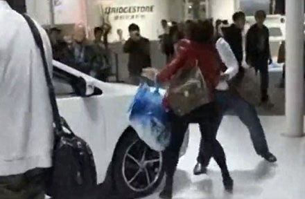 Phụ nữ "yêu" xe đến mức nào? - 2 Trong khi đó,