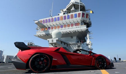 Lamborghini mang xe ra mắt tại tàu sân bay - 7 Hội An