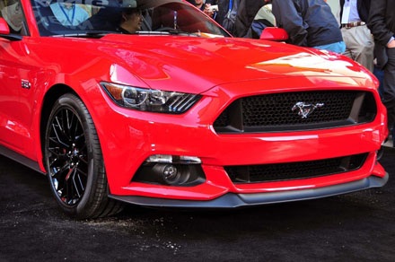Ford chính thức ra mắt chiếc Mustang 2015 - 17 Và phiên bản Mustang 2015 coupé cùng người mẫu Ala Mulally