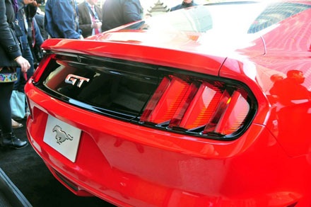 Ford chính thức ra mắt chiếc Mustang 2015 - 18 Và phiên bản Mustang 2015 coupé cùng người mẫu Ala Mulally