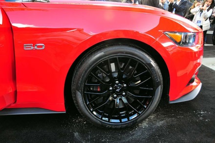 Ford chính thức ra mắt chiếc Mustang 2015 - 19 Và phiên bản Mustang 2015 coupé cùng người mẫu Ala Mulally