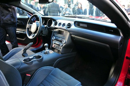 Ford chính thức ra mắt chiếc Mustang 2015 - 20 Và phiên bản Mustang 2015 coupé cùng người mẫu Ala Mulally