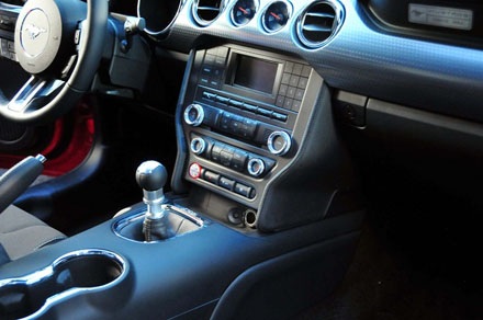 Ford chính thức ra mắt chiếc Mustang 2015 - 21 Và phiên bản Mustang 2015 coupé cùng người mẫu Ala Mulally