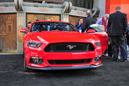 Ford chính thức ra mắt chiếc Mustang 2015 - 23 Và phiên bản Mustang 2015 coupé cùng người mẫu Ala Mulally