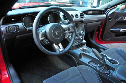 Ford chính thức ra mắt chiếc Mustang 2015 - 24 Và phiên bản Mustang 2015 coupé cùng người mẫu Ala Mulally