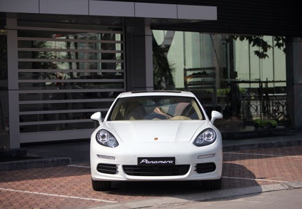 Porsche Panamera 4,5 tỷ đồng đã đủ cho người giàu Việt? - 3 Porsche Panamera 4,5 tỷ đã đủ cho người giàu Việt?
