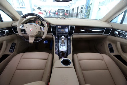 Porsche Panamera 4,5 tỷ đồng đã đủ cho người giàu Việt? - 5 Porsche Panamera 4,5 tỷ đã đủ cho người giàu Việt?