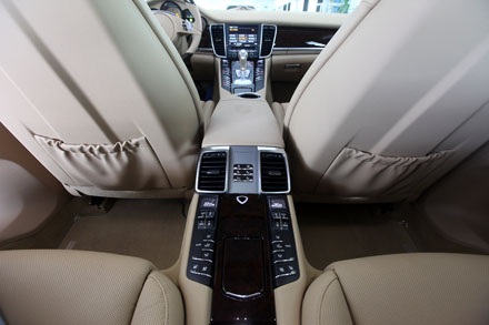 Porsche Panamera 4,5 tỷ đồng đã đủ cho người giàu Việt? - 6 Porsche Panamera 4,5 tỷ đã đủ cho người giàu Việt?
