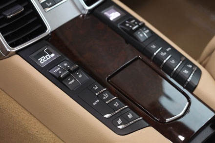 Porsche Panamera 4,5 tỷ đồng đã đủ cho người giàu Việt? - 19 Porsche Panamera 4,5 tỷ đã đủ cho người giàu Việt?