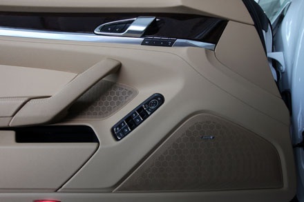 Porsche Panamera 4,5 tỷ đồng đã đủ cho người giàu Việt? - 22 Porsche Panamera 4,5 tỷ đã đủ cho người giàu Việt?