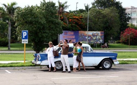 Dân Cu Ba được cởi trói với chính sách mua bán ôtô mới - 3 Tuy vậy, Nhà nước Cuba tiếp tục duy trì độc
quyền đối với hoạt động bán lẻ xe hơi.