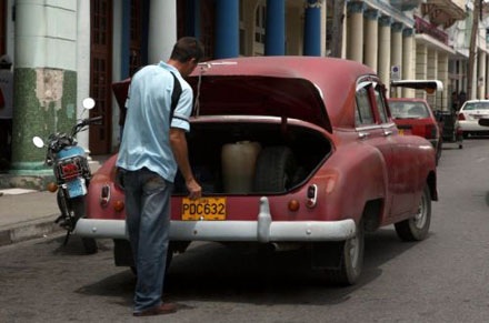 Dân Cu Ba được cởi trói với chính sách mua bán ôtô mới - 2 Tuy vậy, Nhà nước Cuba tiếp tục duy trì độc
quyền đối với hoạt động bán lẻ xe hơi.