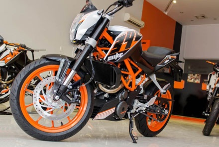 KTM Duke390 nhập khẩu về Việt Nam có thể dính án triệu hồi - 1 KTM Duke 390 có giá hơn 170 triệuĠđồng