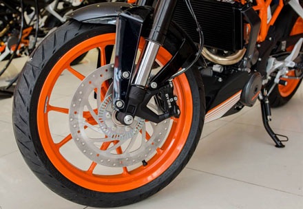 KTM Duke 390 có giá hơn 170 triệu đồng