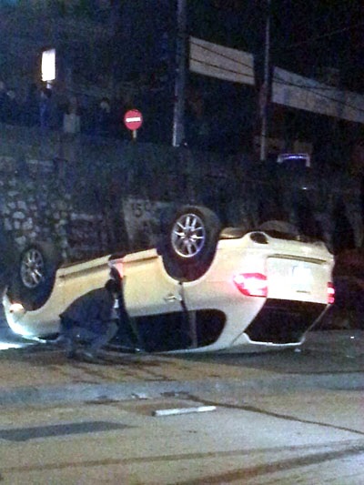 Xe sang Porsche Cayenne lật ngửa giữa phố Hà Nội