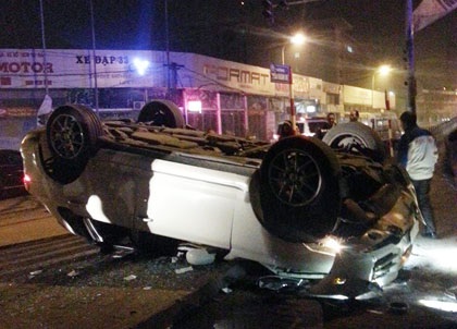 Xe sang Porsche Cayenne lật ngửa giữa phố Hà Nội