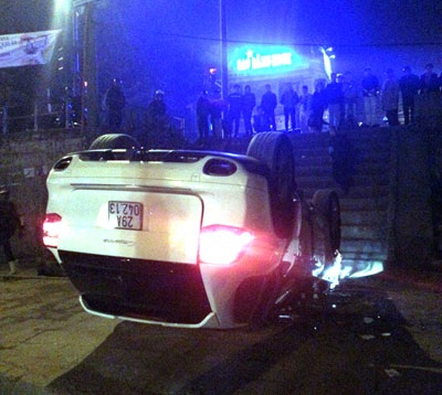 Xe sang Porsche Cayenne lật ngửa giữa phố Hà Nội