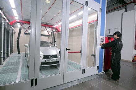Khám phá đại lí đầu tiên của Lexus tại Việt Nam - 12 Khoang sơn xe
