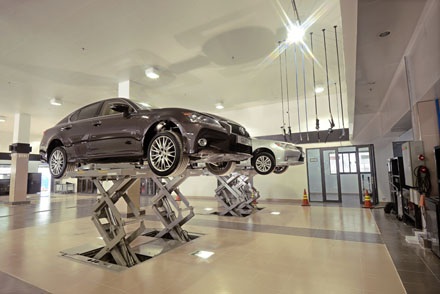 Khám phá đại lí đầu tiên của Lexus tại Việt Nam - 14 Khoang sơn xe