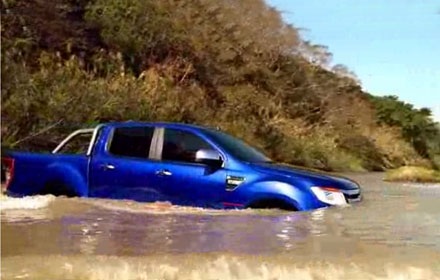 Trải nghiệm khả năng lội nước của Ford Ranger - 2 Normal