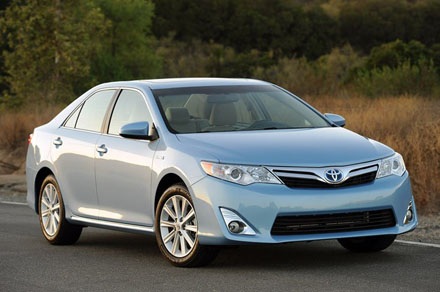 10 mẫu xe bán chạy nhất nước Mỹ năm 2013 có giá bao nhiêu tiền? - 3 Toyota Camry Hybrid 2013: 408.484 chiếc, sử dụng động cơ 2,5 lít 4 xy lanh,