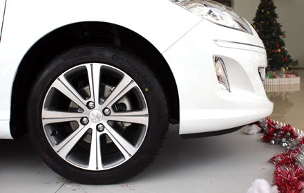 Peugeot – Làm gì ở Việt Nam thời điểm này? - 16 Hiện tại, Peugeot 408 tại Việt
Nam có 4 màu; đen, trắng, bạc và xanh đen