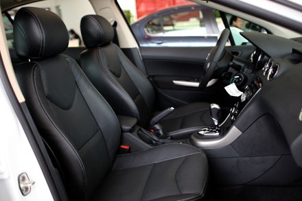Peugeot – Làm gì ở Việt Nam thời điểm này? - 18 Hiện tại, Peugeot 408 tại Việt
Nam có 4 màu; đen, trắng, bạc và xanh đen