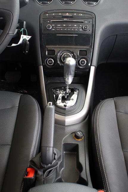 Peugeot – Làm gì ở Việt Nam thời điểm này? - 23 Hiện tại, Peugeot 408 tại Việt
Nam có 4 màu; đen, trắng, bạc và xanh đen