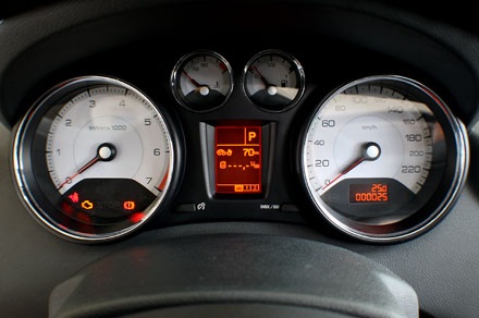 Peugeot – Làm gì ở Việt Nam thời điểm này? - 26 Hiện tại, Peugeot 408 tại Việt
Nam có 4 màu; đen, trắng, bạc và xanh đen