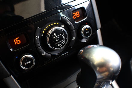 Peugeot – Làm gì ở Việt Nam thời điểm này? - 25 Hiện tại, Peugeot 408 tại Việt
Nam có 4 màu; đen, trắng, bạc và xanh đen