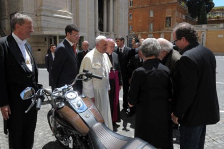 Giáo hoàng Francis I rao bán chiếc Harley của mình làm từ thiện - 1 Giáo Hoàng Francis 1 và chiếc Harley-Davidson được tặng vào tháng 6/2013