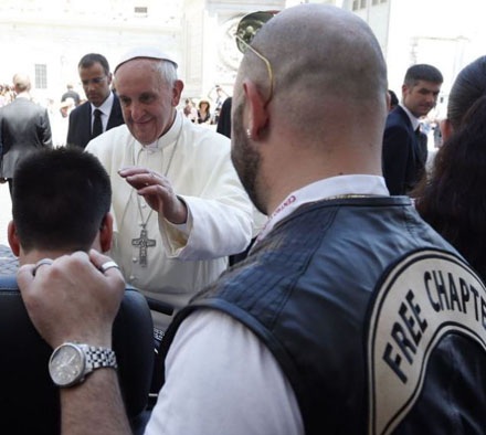 Giáo hoàng Francis I rao bán chiếc Harley của mình làm từ thiện - 4 Giáo Hoàng Francis 1 ban phước lành cho một tín đồ HD
