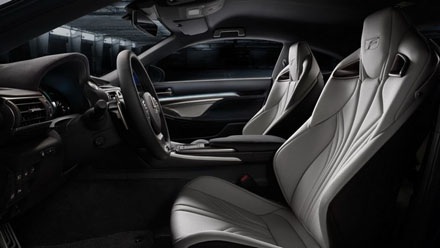 Lexus RC F với bản nâng cấp từ sợi carbon - 4 Chiếc Lexus RC-F bản nâng cấp với carbon (màu trắng) cùng phiên bản tiêu chuẩn