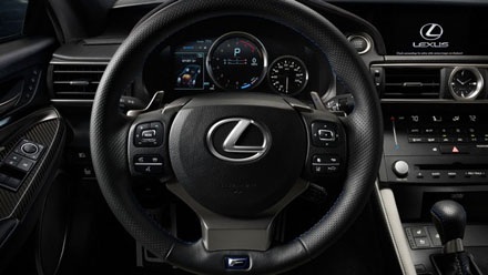 Lexus RC F với bản nâng cấp từ sợi carbon - 5 Chiếc Lexus RC-F bản nâng cấp với carbon (màu trắng) cùng phiên bản tiêu chuẩn