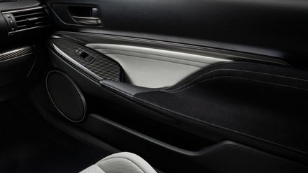 Lexus RC F với bản nâng cấp từ sợi carbon - 6 Chiếc Lexus RC-F bản nâng cấp với carbon (màu trắng) cùng phiên bản tiêu chuẩn