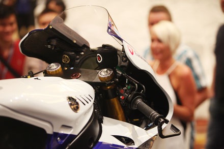 Chiêm ngưỡng chiếc xe đua MotoGP của Yamaha cùng Rossi và Lorenzo tại Sepang - 15 Tìm hiểu chiếc xe đua MotoGP của Yamaha cùng Rossi và Lorenzo tại Sepang