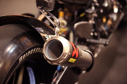 Chiêm ngưỡng chiếc xe đua MotoGP của Yamaha cùng Rossi và Lorenzo tại Sepang - 16 Tìm hiểu chiếc xe đua MotoGP của Yamaha cùng Rossi và Lorenzo tại Sepang