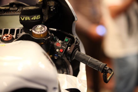 Chiêm ngưỡng chiếc xe đua MotoGP của Yamaha cùng Rossi và Lorenzo tại Sepang - 19 Tìm hiểu chiếc xe đua MotoGP của Yamaha cùng Rossi và Lorenzo tại Sepang