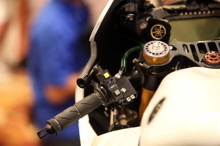 Chiêm ngưỡng chiếc xe đua MotoGP của Yamaha cùng Rossi và Lorenzo tại Sepang - 20 Tìm hiểu chiếc xe đua MotoGP của Yamaha cùng Rossi và Lorenzo tại Sepang