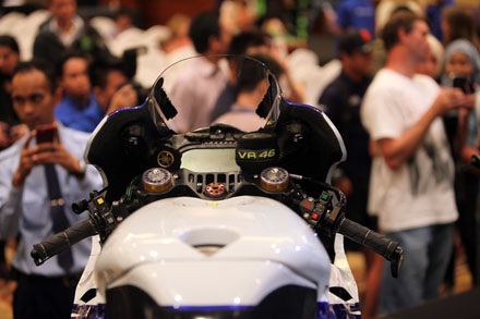 Chiêm ngưỡng chiếc xe đua MotoGP của Yamaha cùng Rossi và Lorenzo tại Sepang - 21 Tìm hiểu chiếc xe đua MotoGP của Yamaha cùng Rossi và Lorenzo tại Sepang