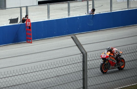 Chiêm ngưỡng chiếc xe đua MotoGP của Yamaha cùng Rossi và Lorenzo tại Sepang - 26 Tìm hiểu chiếc xe đua MotoGP của Yamaha cùng Rossi và Lorenzo tại Sepang