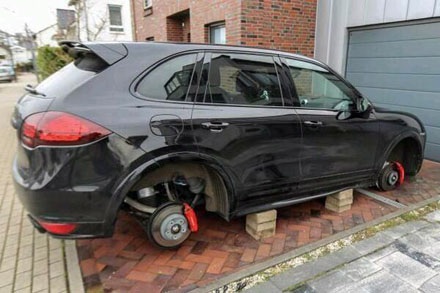 Thêm Porsche tại Đức bị ăn cắp bánh xe