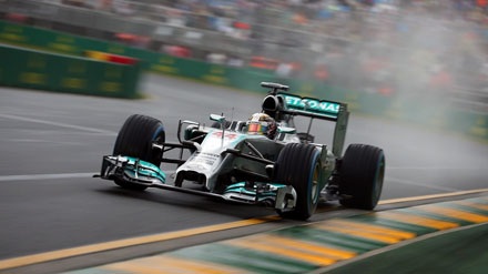 Hamilton giành Pole đầu tiên